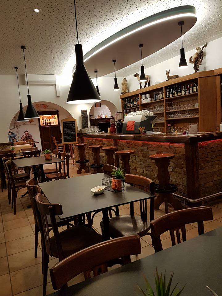 Bar et comptoir intérieur du restaurant