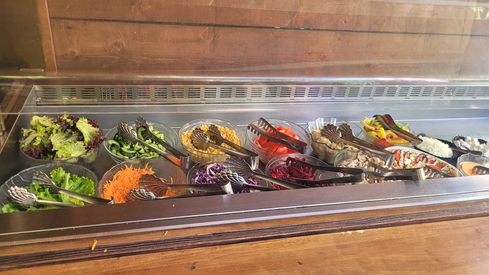 Buffet de légumes frais et grillades