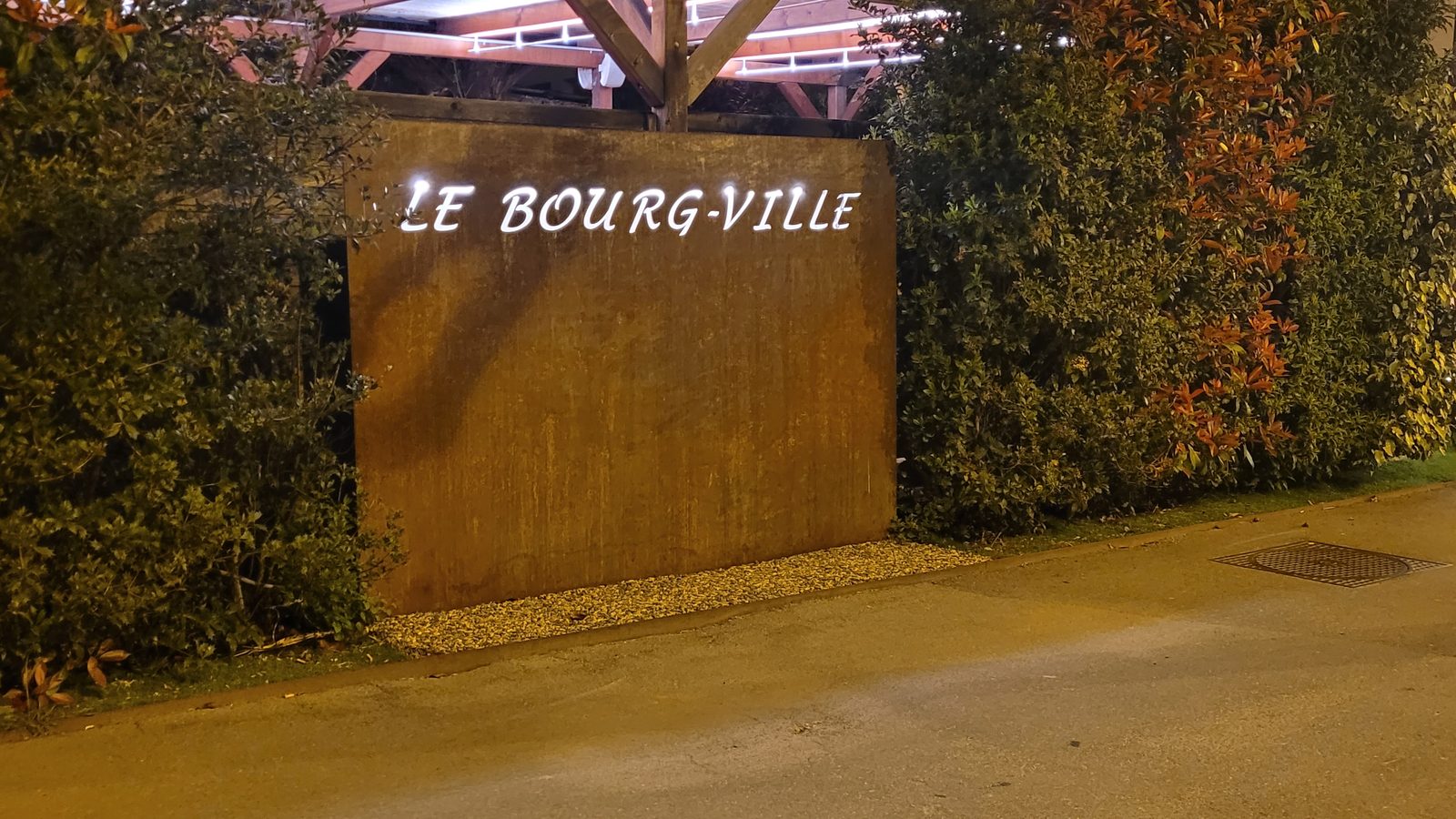 Façade extérieure du Bourg-Ville et son entrée verdoyante