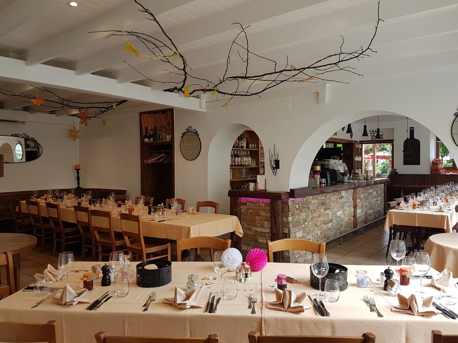 Salle bistrot chaleureuse avec arche en pierre