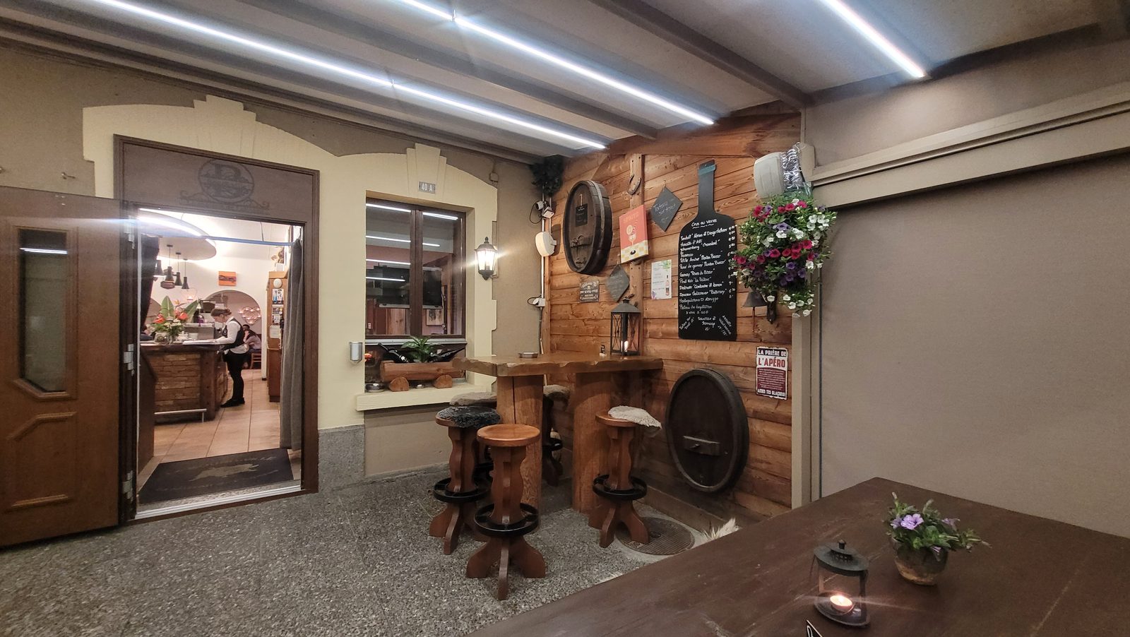 Salle intérieure feutrée et cave à vins