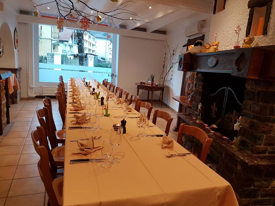 Salle chaleureuse avec cheminée et longue tablée dressée