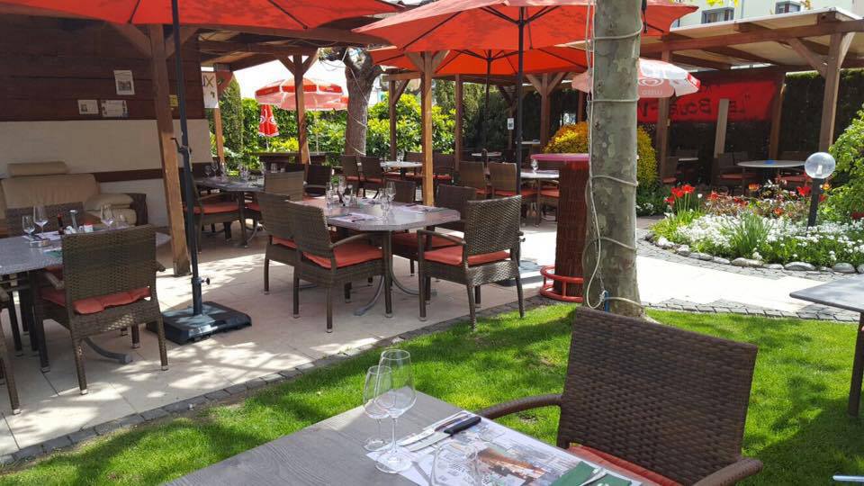 Terrasse aux parasols et jardin fleuri