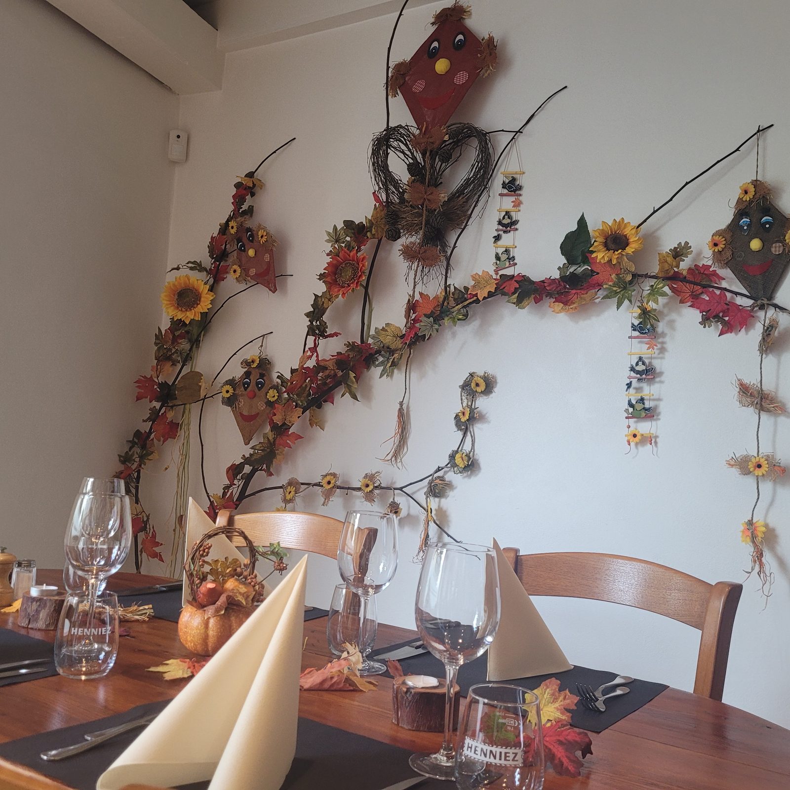 La salle du Bourg-Ville parée de ses décorations d'automne, table dressée pour la saison de chasse