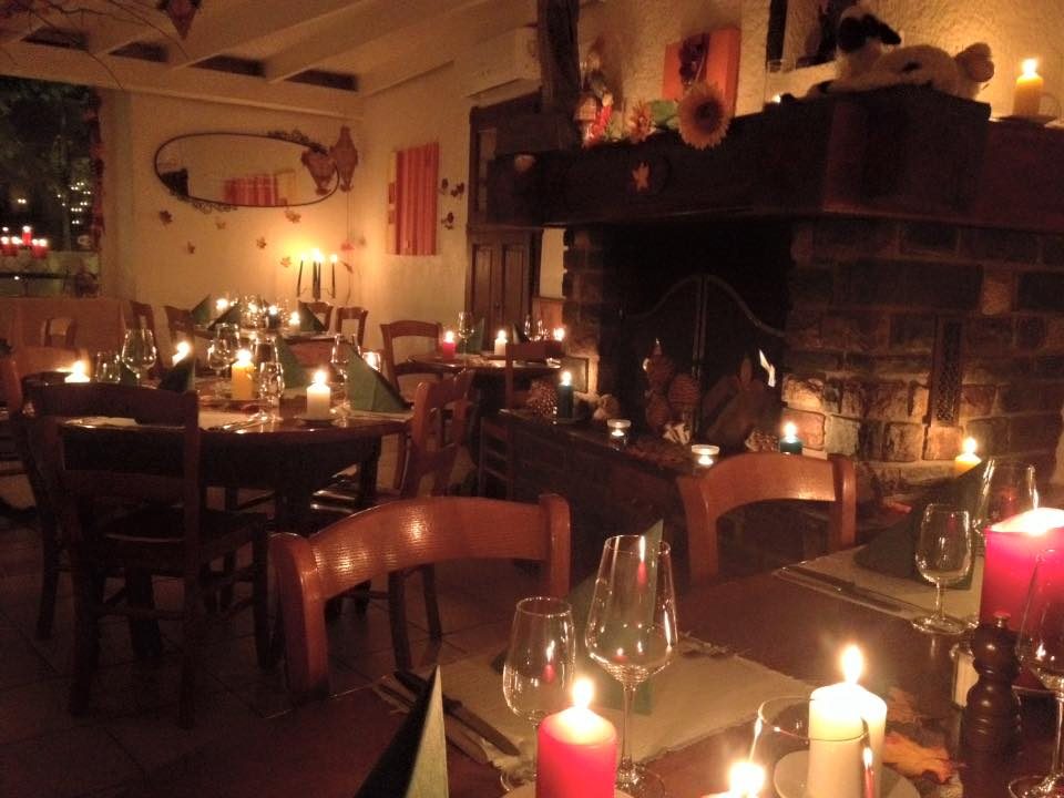 Souper aux chandelles près de la cheminée, bougies et tables dressées