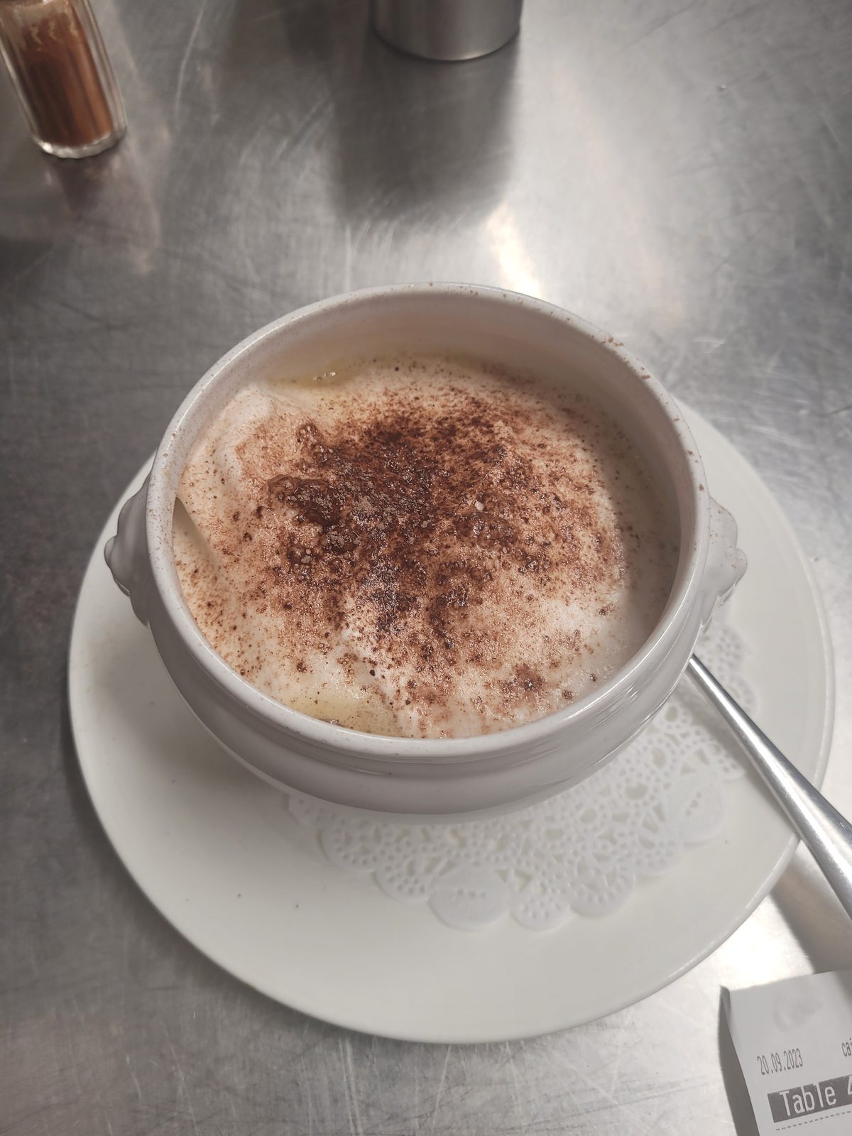 Cappuccino de bolets servi en tasse, mousse crémeuse