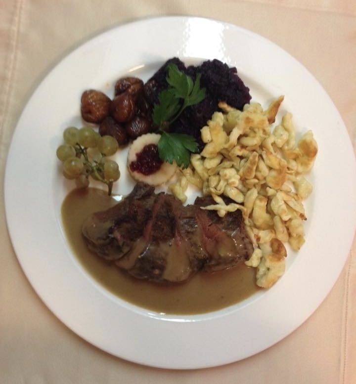 Filet de cerf, sauce poivrade, spätzlis et garniture de chasse