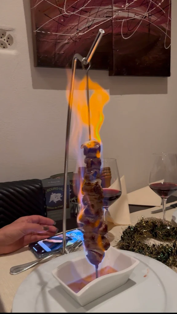 Brochette d'agneau flambée