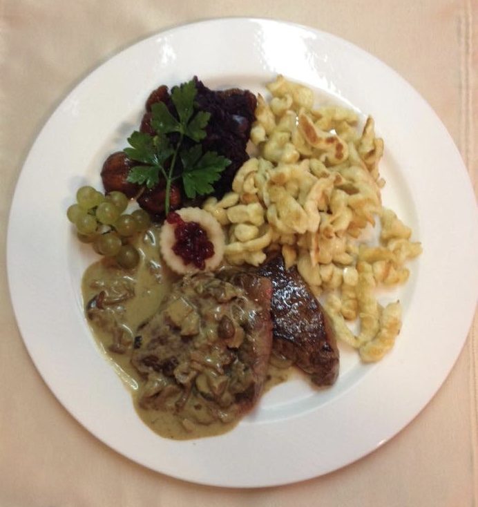 Médaillons de chevreuil, sauce aux champignons, spätzlis et garniture de chasse