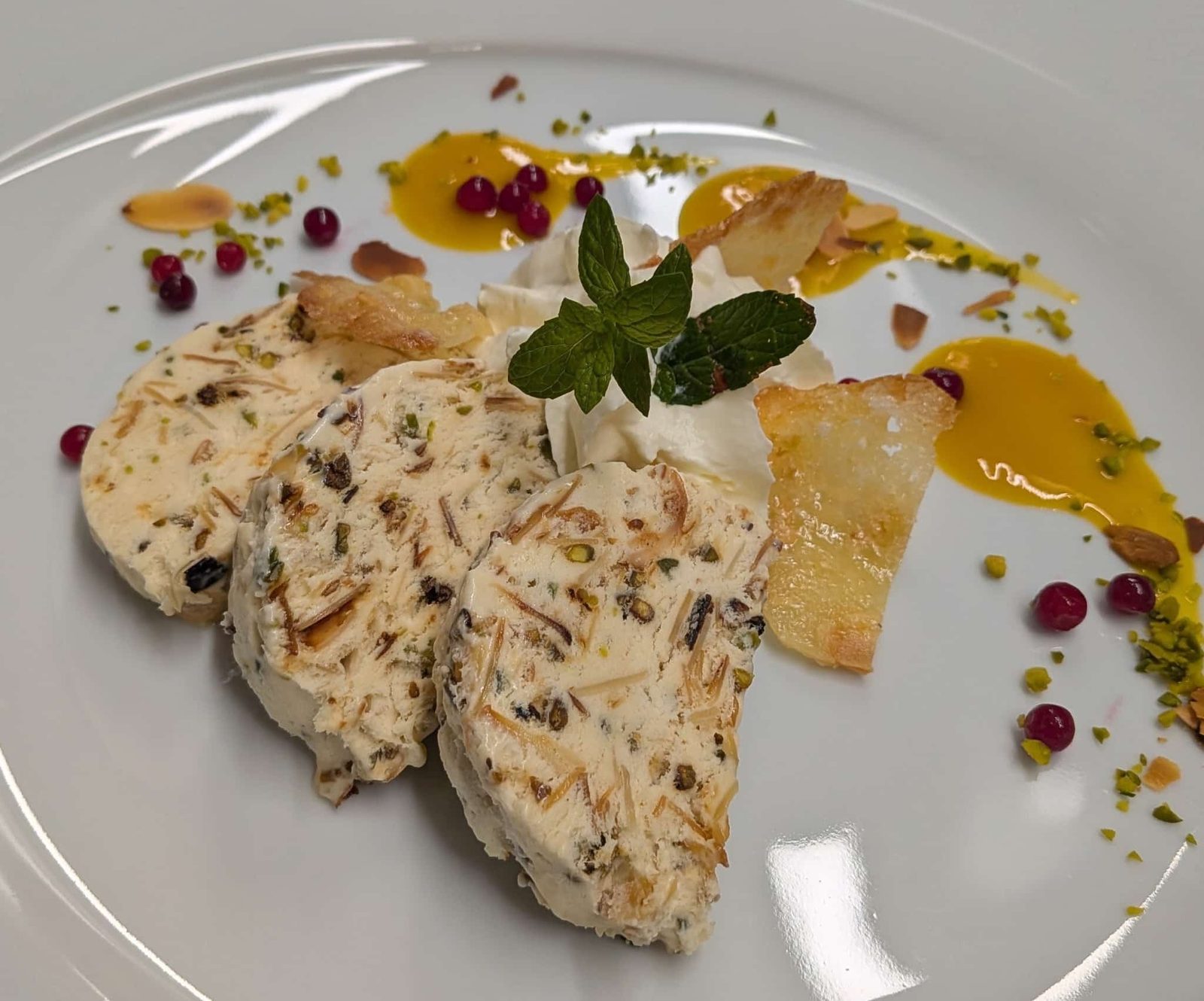 Nougat glacé, coulis mangue-passion
