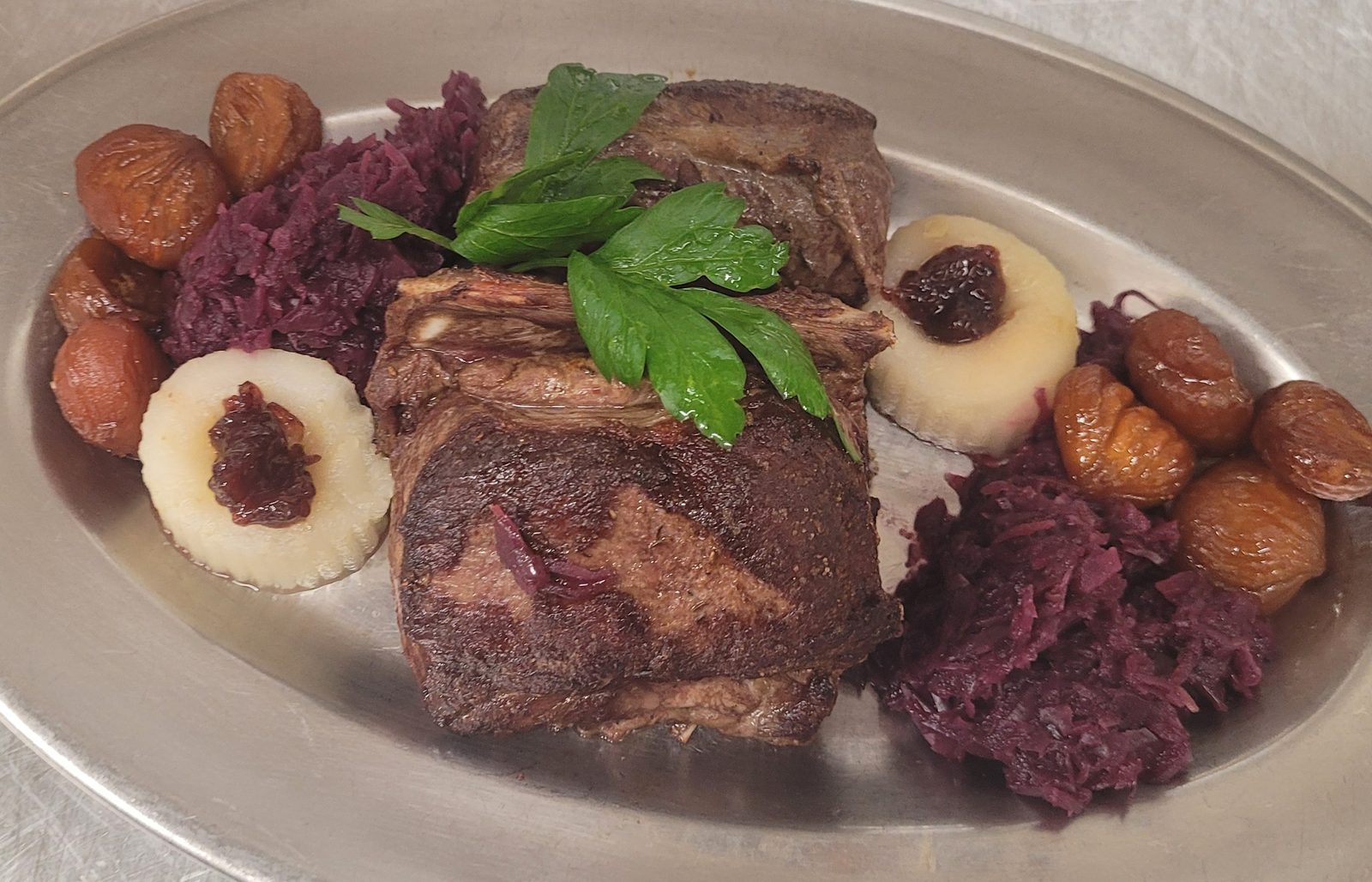Selle de chevreuil rôtie, chou rouge, marrons et poire aux airelles