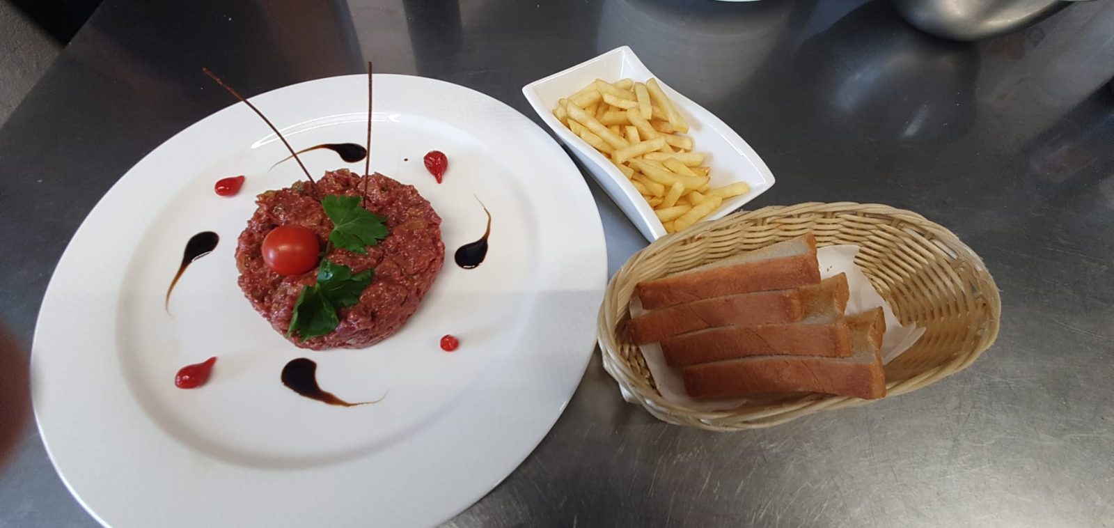 Tartare de bœuf avec toast et frites