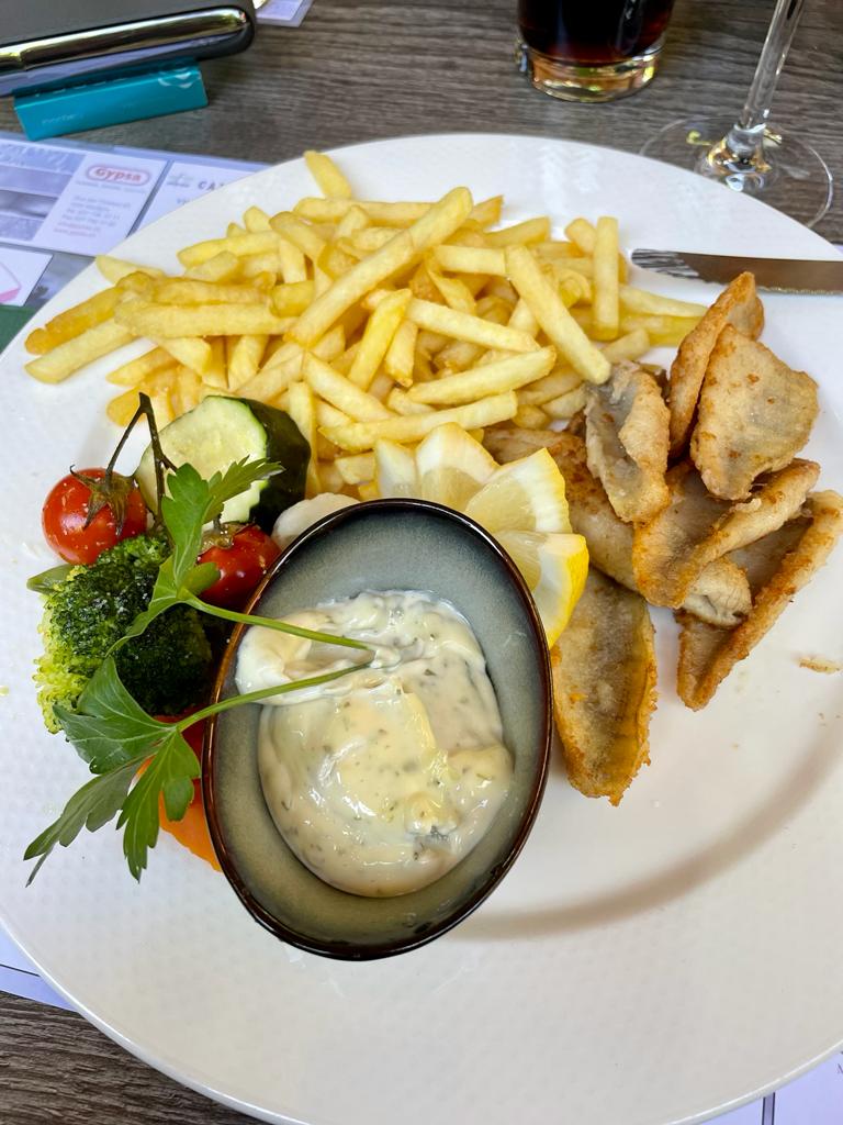 Tartare de bœuf avec toast et frites