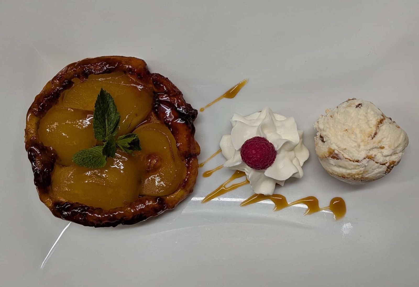 Tarte tatin de poire et sa glace noisette